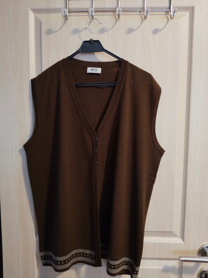 Düğmeli Kahverengi V Yaka Yün Yelek - Görsel 2