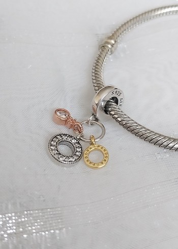 Pandora Üçlü Monogram ve Logolu Sarkan Charm - Görsel 3