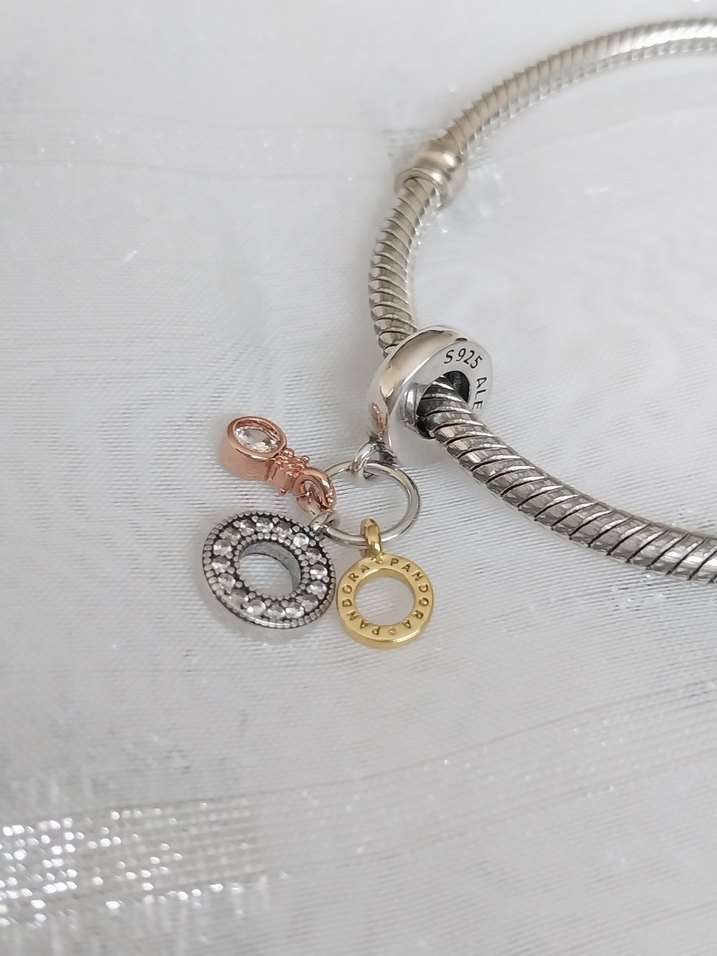 Pandora Üçlü Monogram ve Logolu Sarkan Charm - Görsel 3
