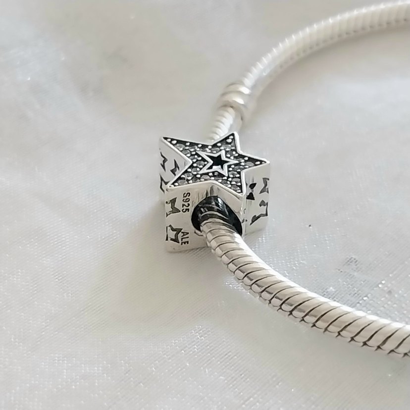 Pandora Asimetrik Yıldız Charm - Görsel 3