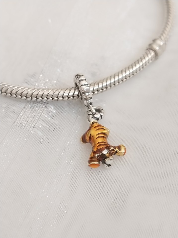 Pandora Kaplan Tigger Sallantılı Charm - Görsel 3