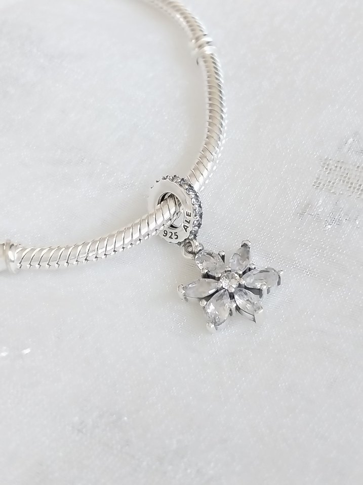 Pandora Herbaryum Çiçek Sallantılı Charm - Görsel 3