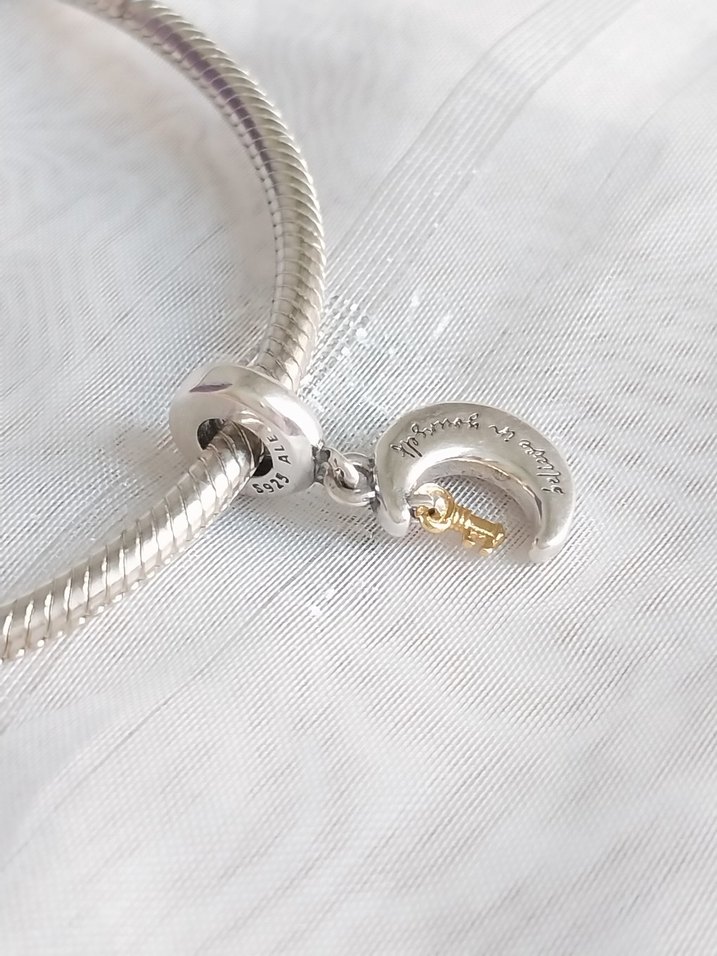 Pandora İki Renkli Anahtar ve Ay Sallantılı Charm - Görsel 3
