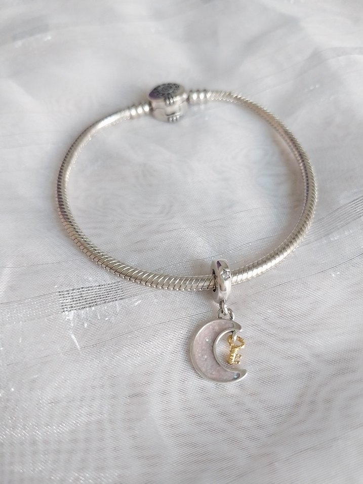Pandora İki Renkli Anahtar ve Ay Sallantılı Charm - Görsel 2
