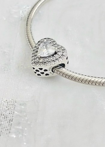 Pandora Işıltılı Hizalandırılmış Kalp Charm