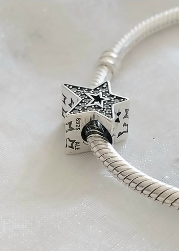 Beden Pandora Asimetrik Yıldız Charm