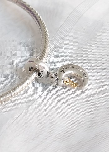 Beden Pandora İki Renkli Anahtar ve Ay Sallantılı Charm