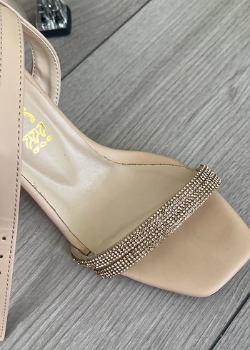 Bej Parlak Yılan Desenli Tokalı Topuklu Kadın Ayakkabı - Görsel 5