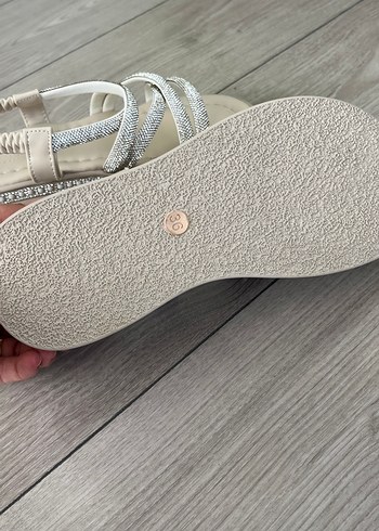 Beyaz Dolgu Topuklu Tokalı Kadın Sandalet - Görsel 5