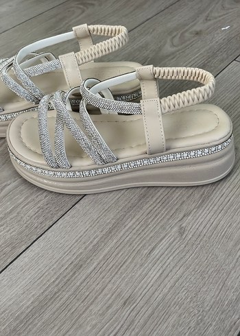 Beyaz Dolgu Topuklu Tokalı Kadın Sandalet - Görsel 2