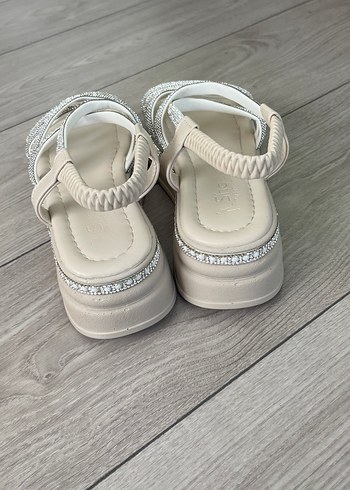 Beyaz Dolgu Topuklu Tokalı Kadın Sandalet - Görsel 3