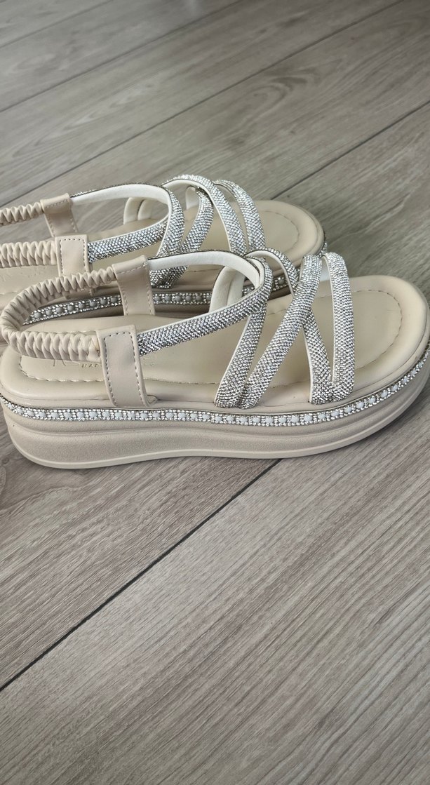 Beyaz Dolgu Topuklu Tokalı Kadın Sandalet - Görsel 4