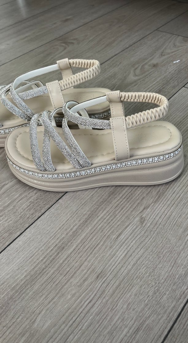 Beyaz Dolgu Topuklu Tokalı Kadın Sandalet - Görsel 2