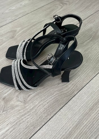 Siyah Yılan Desenli Tokalı Topuklu Kadın Ayakkabı - Görsel 2