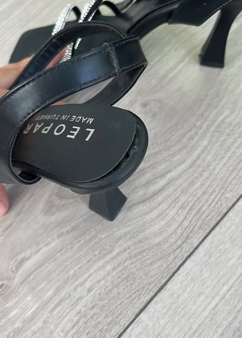 Siyah Yılan Desenli Tokalı Topuklu Kadın Ayakkabı - Görsel 3