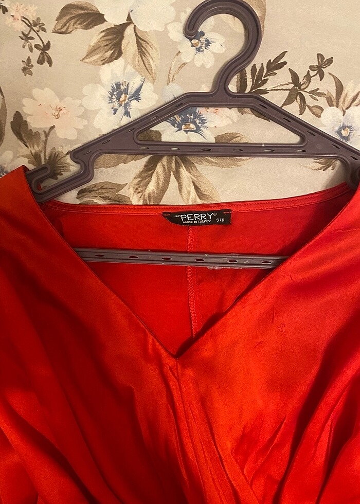 Saten kırmızı elbise - Görsel 3