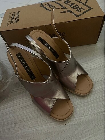 Stradivarius Zara marka 2 kez giyildi sadece