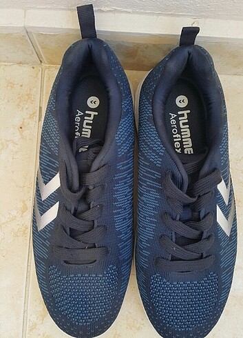 Yeni spor ayakkabı.
