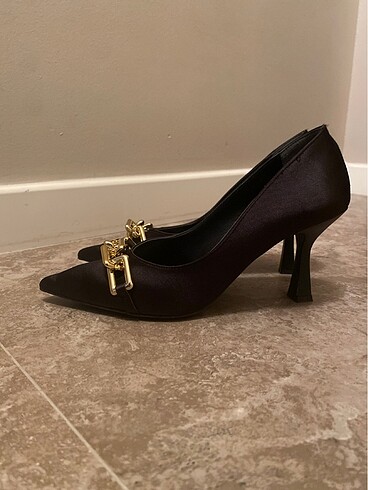 Saten zincir detayli stiletto