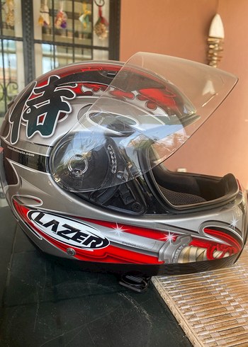 Kilitli Kırmızı Baskılı Biker Kask - Görsel 2