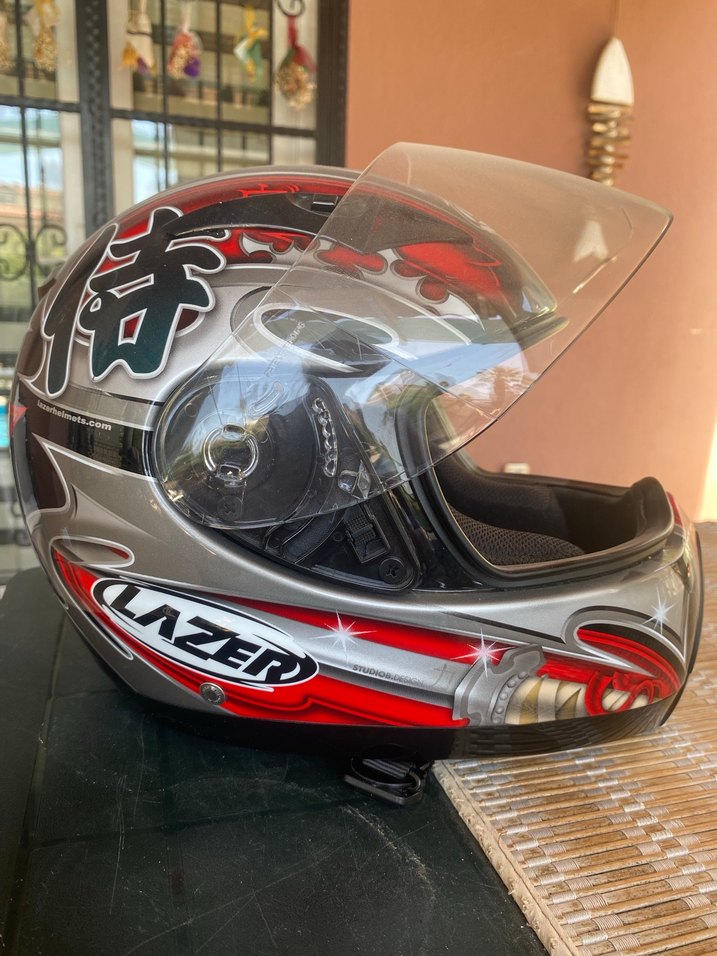 Kilitli Kırmızı Baskılı Biker Kask - Görsel 2