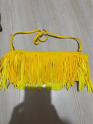Sarı püsküllü bikini üst