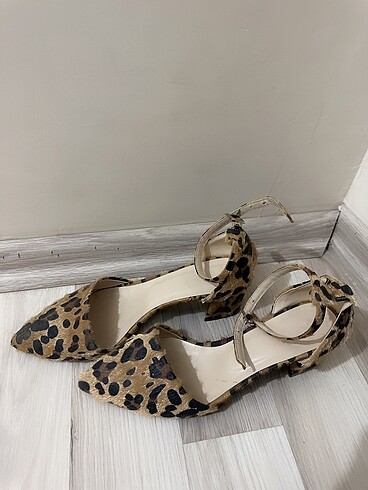Leopar kısa topuklu ayakkabı