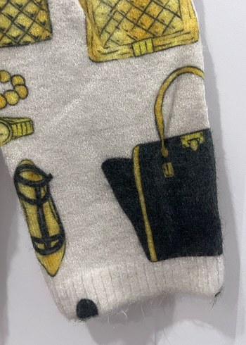 Sarı Baskılı V Yaka Kadın Kazak - Görsel 4