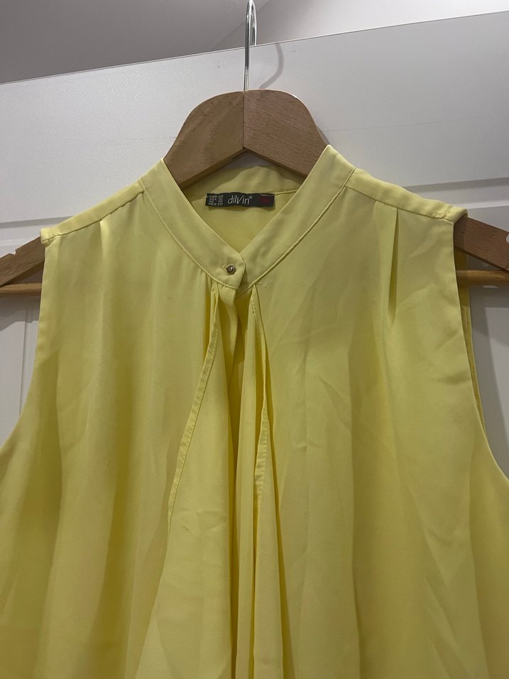 Dilvin Sarı şifon ön pat volanlı Kolsuz Bluz - Görsel 3