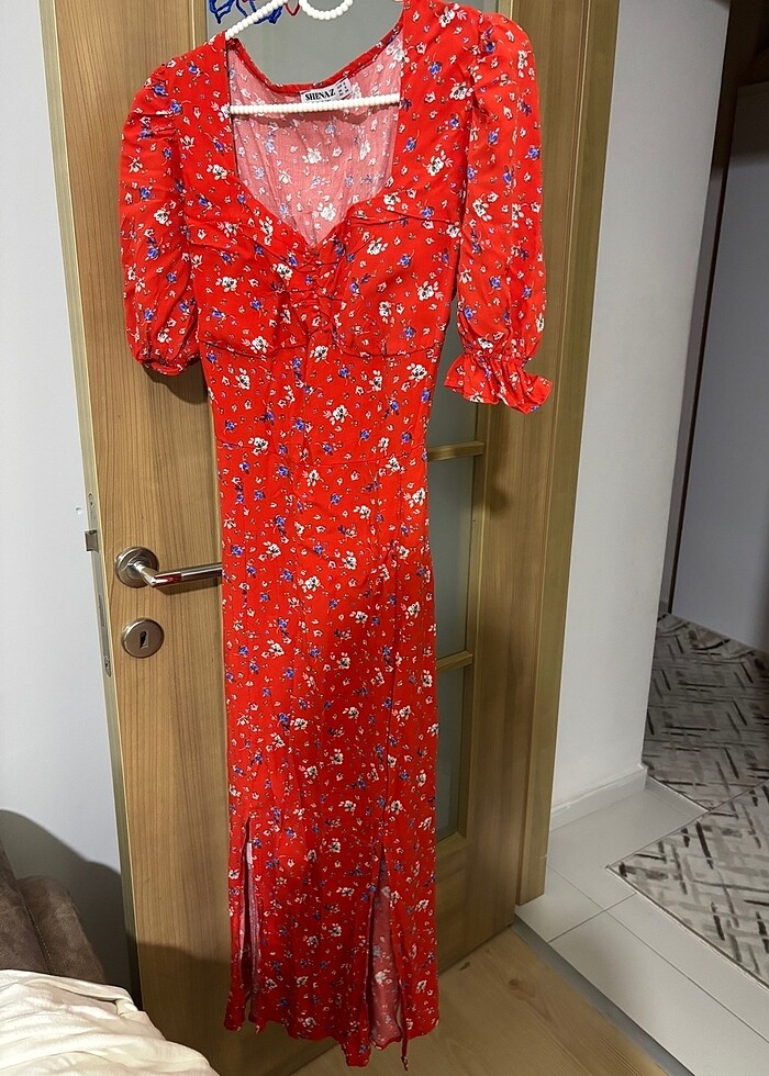 Çiçekli midi yırtmaçlı elbise - Görsel 5