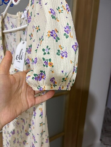 Çiçekli yırtmaçlı midi elbise - Görsel 5