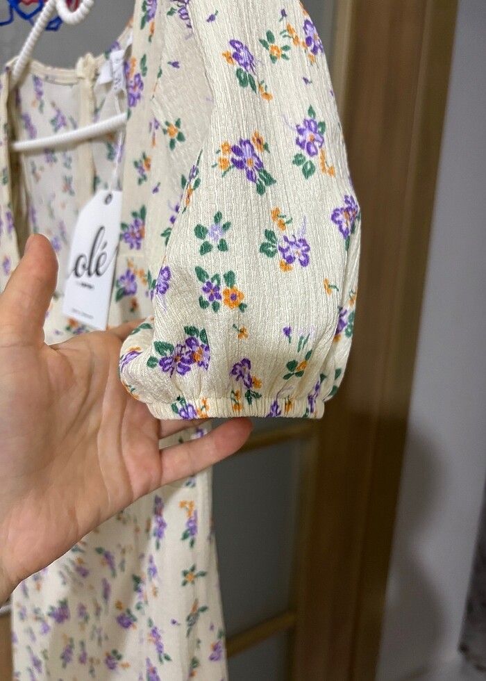 Çiçekli yırtmaçlı midi elbise - Görsel 5