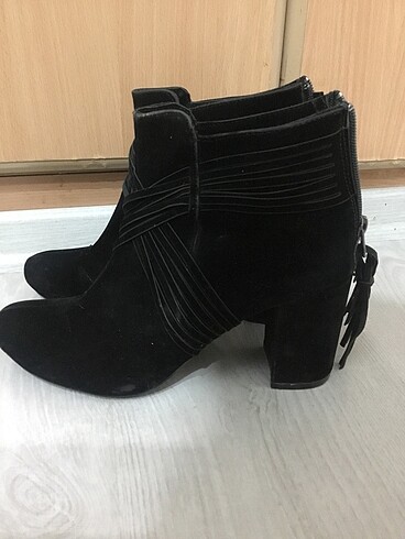 Trendyol & Milla Kadın süet topuklu bot