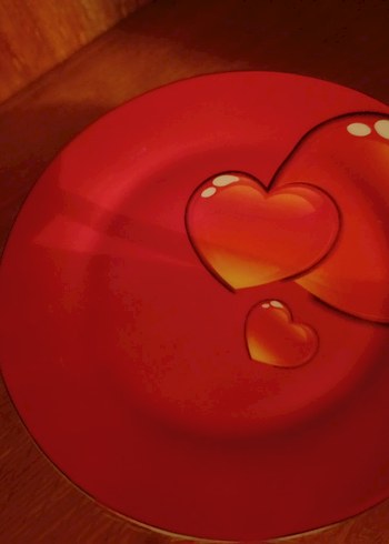 Parlak Kırmızı Kalp Desenli Tabak - Görsel 2