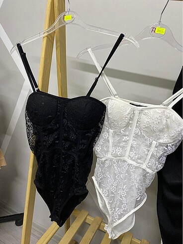 Beyaz bodysuit