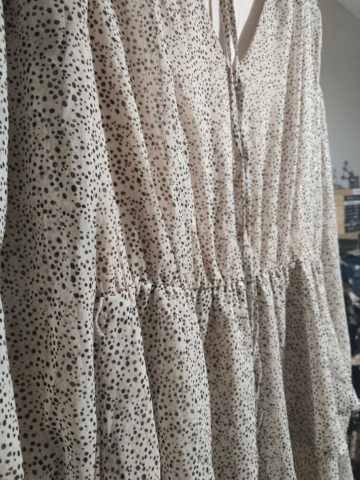 V Yaka Uzun Kollu Bej Volanlı Midi Elbise - Görsel 2