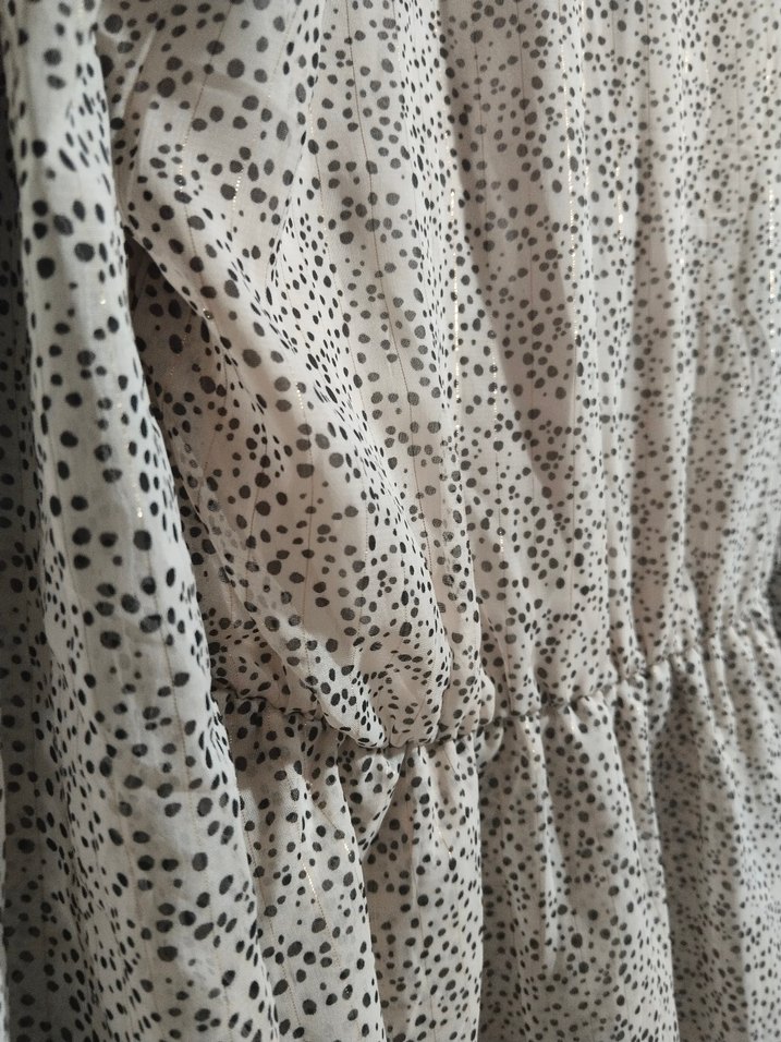 V Yaka Uzun Kollu Bej Volanlı Midi Elbise - Görsel 4