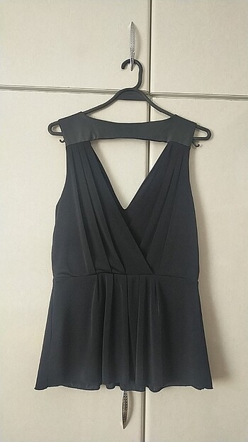 Deri detaylı kolsuz bluz - Görsel 2