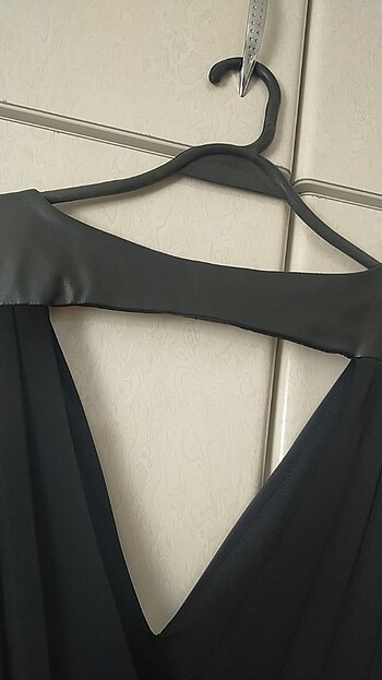 Deri detaylı kolsuz bluz - Görsel 3