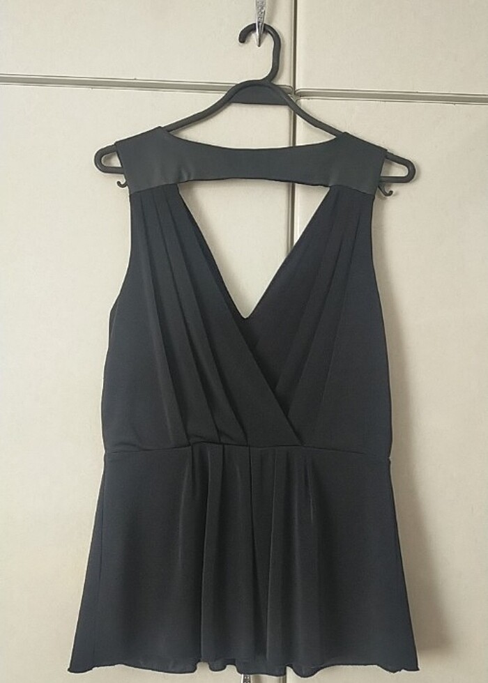 Deri detaylı kolsuz bluz - Görsel 2