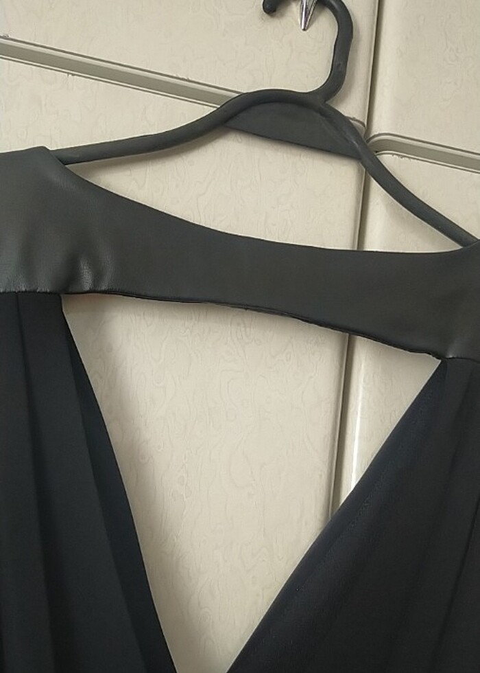 Deri detaylı kolsuz bluz - Görsel 3