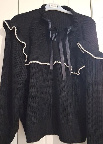 Uzun Kollu Siyah Nakışlı Fırfırlı Triko - Görsel 2