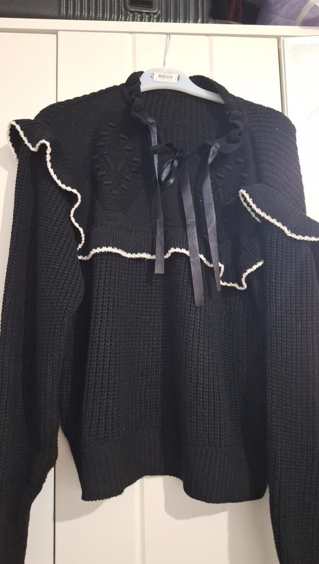 Uzun Kollu Siyah Nakışlı Fırfırlı Triko - Görsel 2