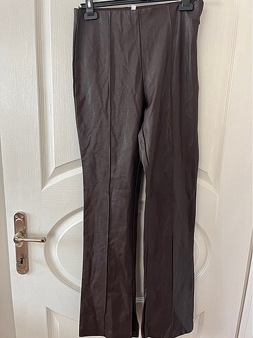 Kahverengi deri paça kısmı yırtmaçlı pantolon - Görsel 2