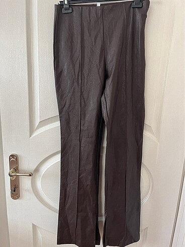 Kahverengi deri paça kısmı yırtmaçlı pantolon - Görsel 3