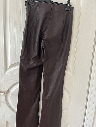 Kahverengi deri paça kısmı yırtmaçlı pantolon - Görsel 4