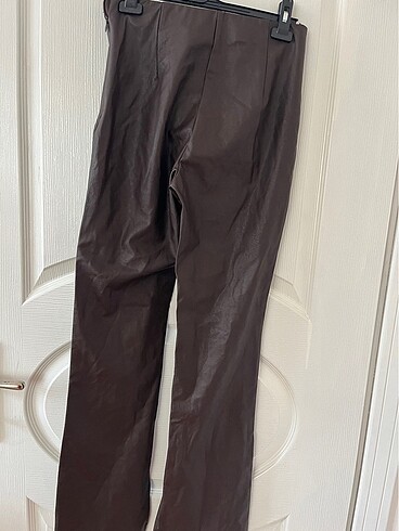 Kahverengi deri paça kısmı yırtmaçlı pantolon - Görsel 5