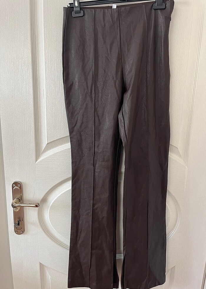 Kahverengi deri paça kısmı yırtmaçlı pantolon - Görsel 2