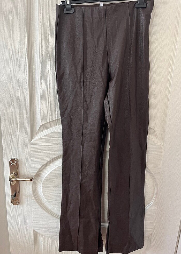 Kahverengi deri paça kısmı yırtmaçlı pantolon - Görsel 3