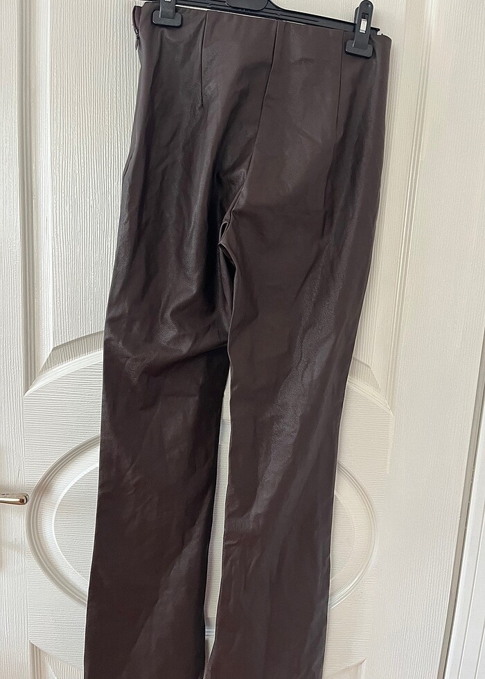 Kahverengi deri paça kısmı yırtmaçlı pantolon - Görsel 4